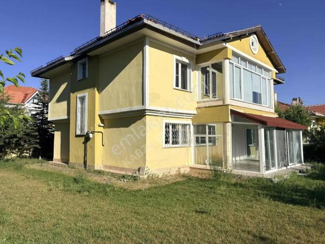 Kabze Emlaktan Eğri Köprü'de Kiralık Villa. !