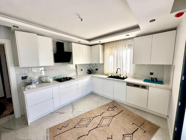 Kabasakal Mahallesi’nde Göl Manzaralı Sıfır Eşyalı/eşyasız Lüks 4+1 Kiralık Daire