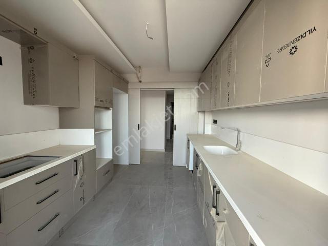 Kabasakal'da Blv Üzeri/site/sıfır/3+1/k.mutfak/ç.banyo/g.odalı !