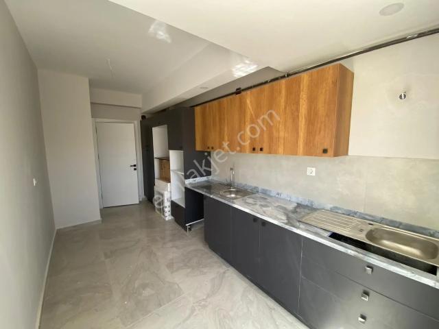 Kabasakalda Site İçerisinde 9 Katlı Binada Sıfır 3+1 Çiftbanyo Uygun Fiyatlı Geniş Kapalı Mutfaklı
