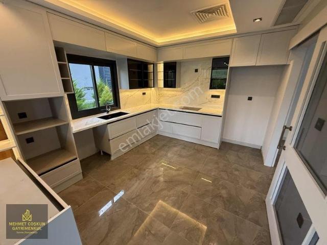 Kabasakalda Site İçerisinde K.mutfak 5+1 Kiralık Lüks Villa