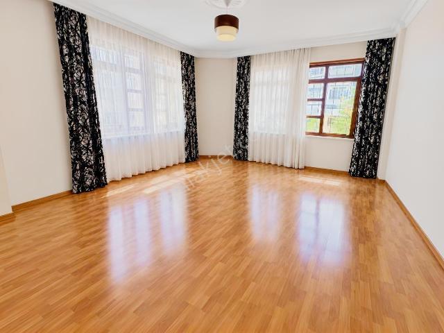 Kabil Caddesi Yakını Bakımlı 3+1 Y.giriş Ön Otoparklı