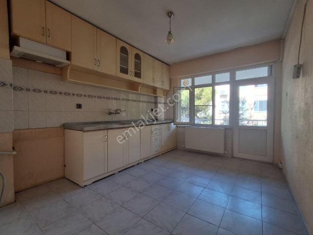 Kadıköy Eroğlan Mahallesinde Doğalgazlı 2.kat Ön Cephe Boş Kiralık Daire