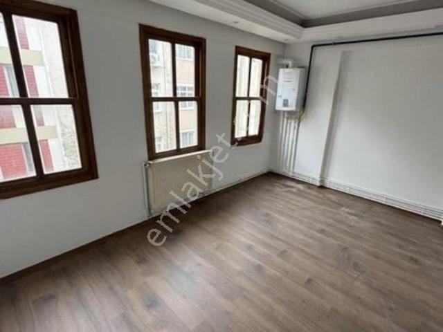 Kadıköy' Ün Merkezinde İçi Yenilenmiş Kiralık Daire