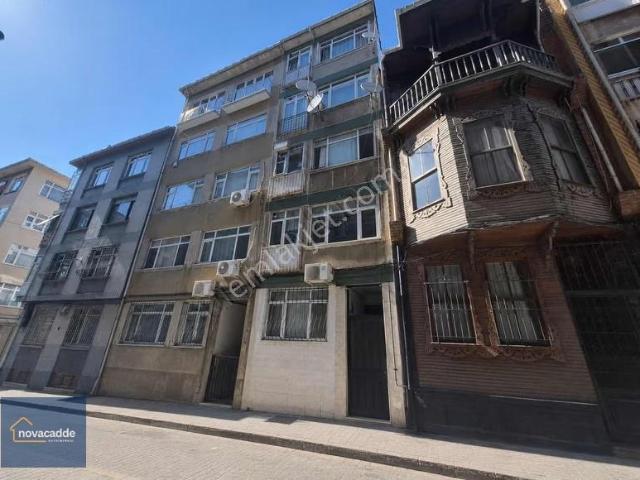 Kadıköy Yeldeğirmeni'nde, Balkonlu 2+1 Satılık Fırsat Daire