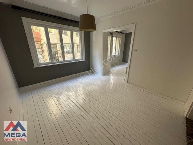 Kadıköy Yeldeğirmen'inde Kiralık Konuta Ofise Uygun