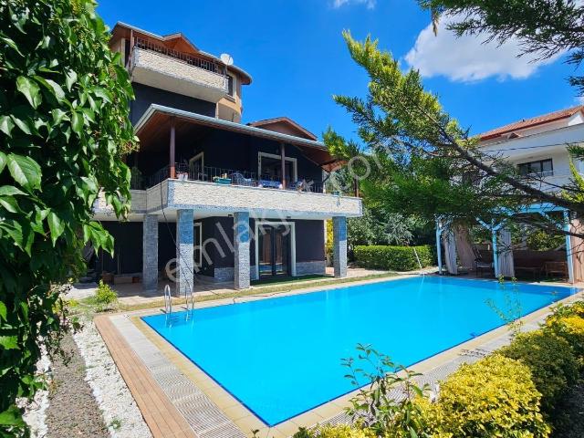 Kadıköyde Havuzlu Müstakil Manzaralı 8+2 Villa
