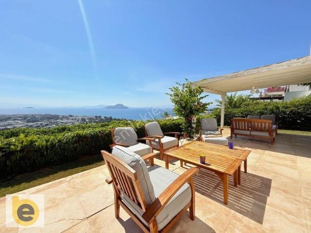 Kadıkalesin'de Panoramik Deniz Manzaralı Ve Bahçeli 4+1 Villa