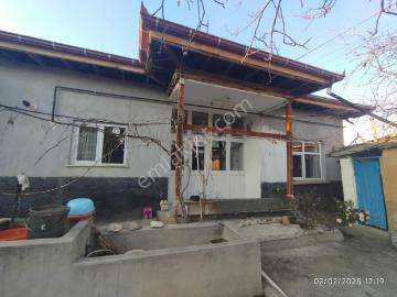 Kadınhanı Merkezde Kiralık Bahçeli Geniş 4+1 Müstakil Ev