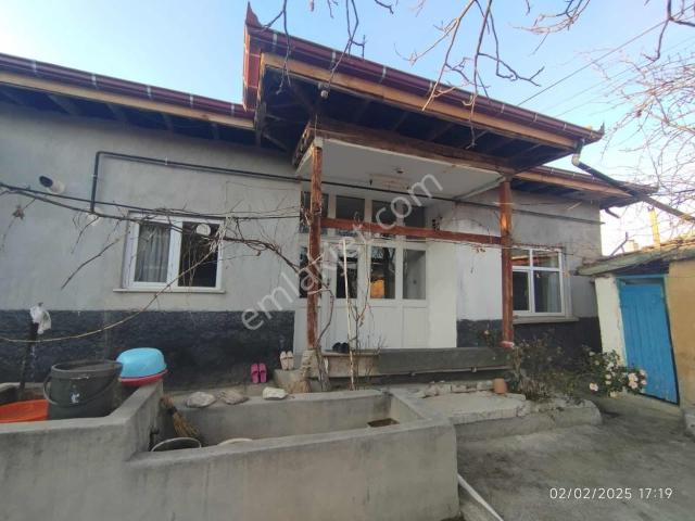 Kadınhanı Merkezde Kiralık Bahçeli Geniş 4+1 Müstakil Ev