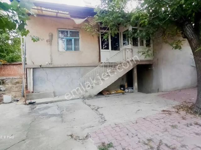 Kadınhanı Merkezde Müstakil Ev ! Açıklamayı Okuyun !