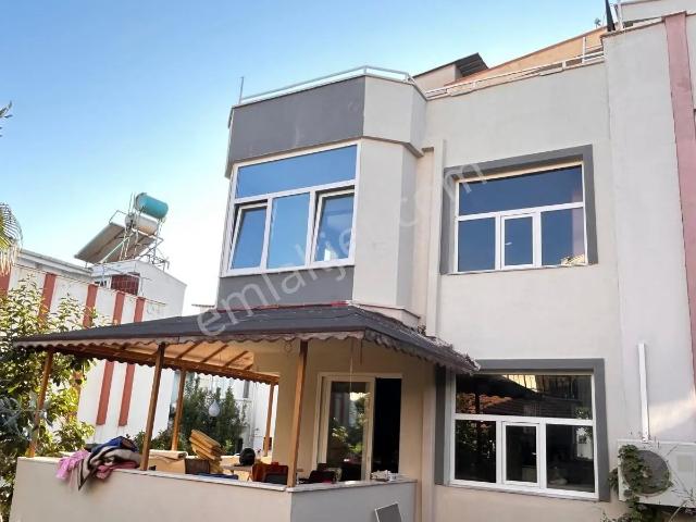Kadınlar Denizi’nde Nezih Sitede 4+1, 220 M², Satılık Villa