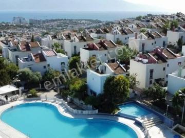 Kadınlar Denizi’nde Olimpik Havuzlu Site İçinde Özel Villa