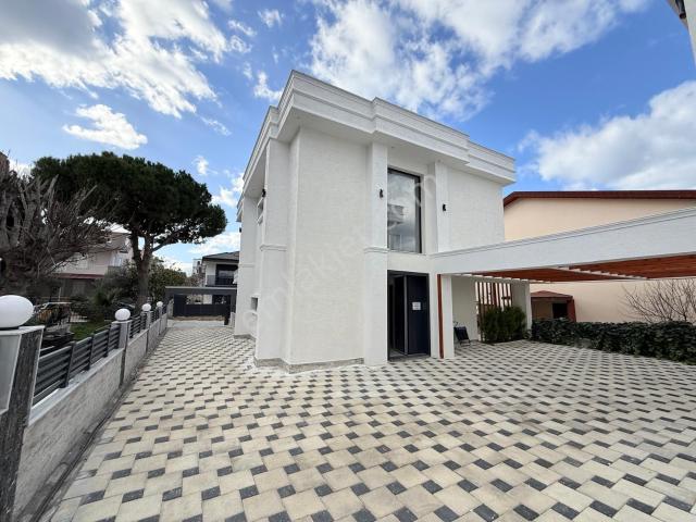 Kadınlar Denizinde 4+1 180m2 Özel Havuzlu Sıfır 300m2 Arsa İçinde Satılık Villa