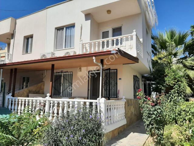 Kadınlar Denizinde Merkezi Konumda, 3 Tarafı Bahçeli Bakımlı 4+1 Yarı Triplex Satılık Villa