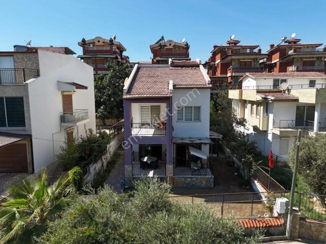 Kadınlar Denizinde Tam Müstakil Satılık Büyük Bahçeli 4+1 Villa