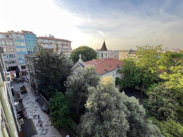Kadiköy Merkezde Sanatçılar Sokağında Masrafsız Eşyalı 2+1 Daire