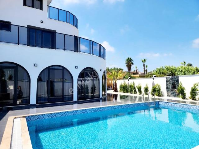 Kadriye De 3+1 Müstakil Havuzlu Otoparklı Eşyalı Tripleks Villa