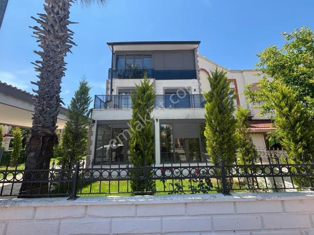 Kadriyede 4+1 Lüks Villa 350 M² Bahçe Havuz Yapımına Uygun