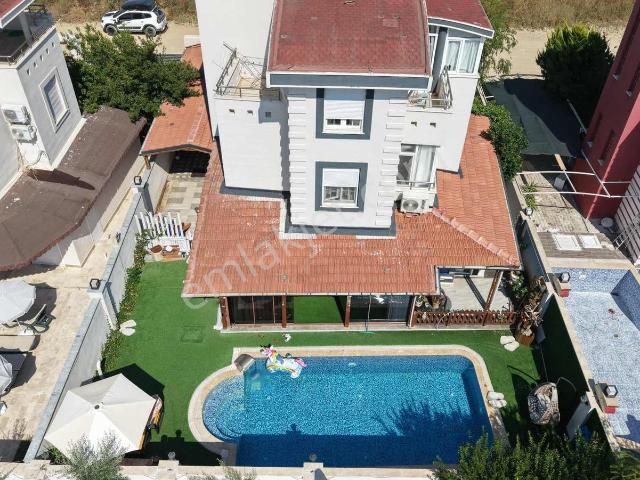 Kadriye'de 4+1 Müstakil Havuzlu Garajlı Bahçeli Tripleks Villa