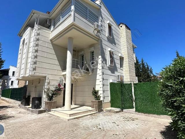 Kadriyede Özel Müstakil Havuzlu 5+1 Lüks Villa Golf Sahasına
