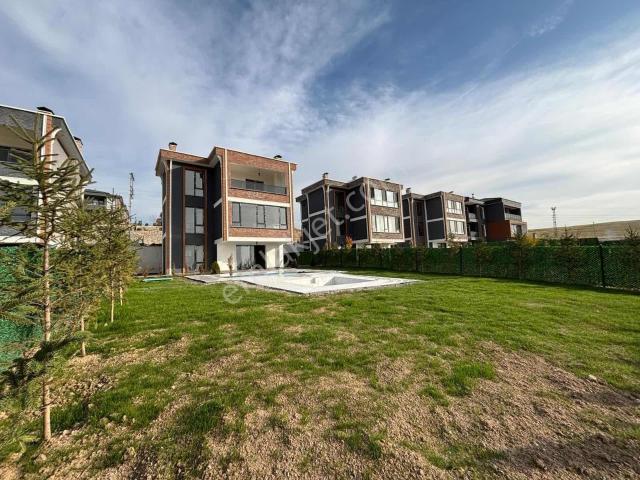 Kahramankazan Manzaralı 4.5+1 Havuzlu 250m2 Lüx Triplex Villa