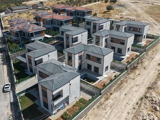 KAHRIMAN'DAN ŞAHİNBEY'DE VADİ MANZARALI 3+1 SATILIK LÜKS VİLLA