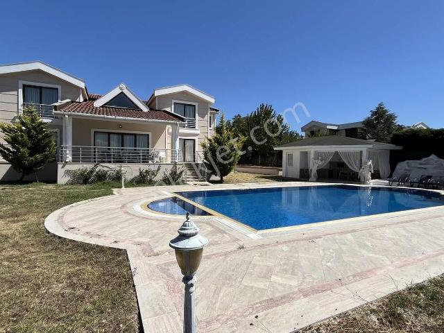 Kalabalıktan Uzak, Havuzlu & Bahçeli Geniş Villa Keyfi