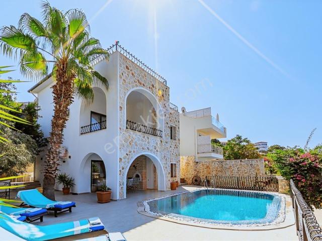 Kalamarda Deniz Manzaralı 4 Yatak Odalı Villa