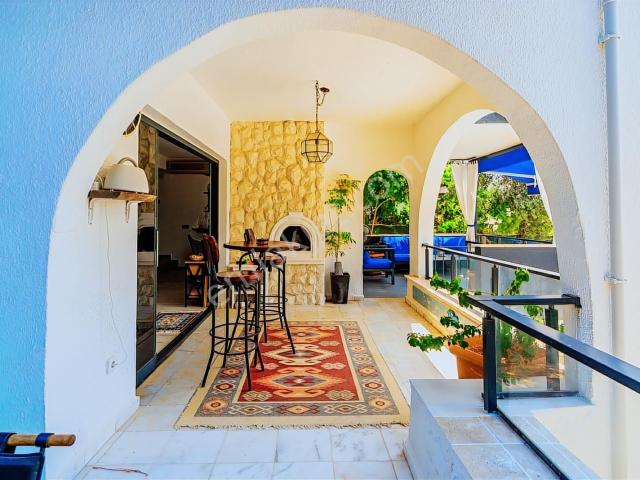 Kalamarda Muhteşem Deniz Manzaralı 4+1 Villa