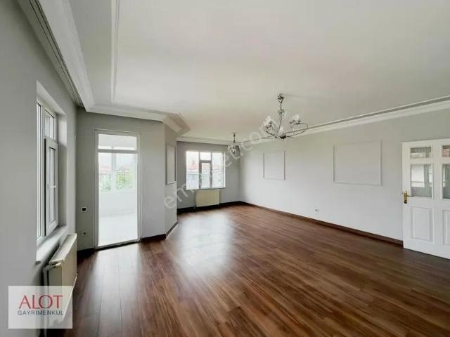 Kaldırım Caddesı'nde Kiralık Geniş 3+1