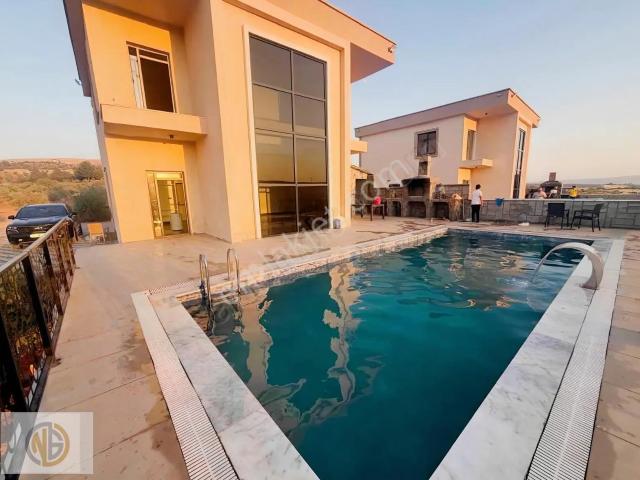 Kaleboynunda 4 + 1 Bıreysel Havuzlu Bağ Evi