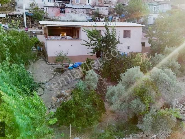 Kale'den Çenikler Köy Merkezi'nde Müstakil Ev Ve Arsa