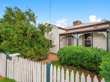 House for sale in Kalgoorlie - Garden, Parking