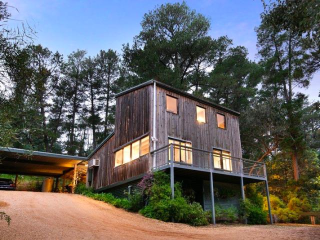 Kalimna Point Villa Secluded Bushland Living Just 700 metres from the CBD