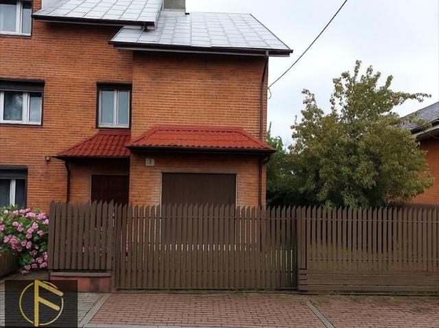 Przestronny dom bliźniak z dużym potencjałem
