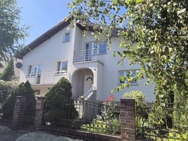 Zapraszam do obejrzenia przestronnego domu 191 m² z kominkiem i balkonami