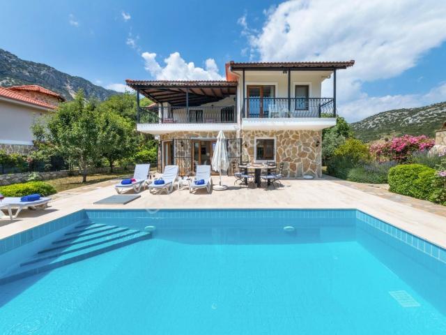 Kalkan Bezirgan Köyünde Yasal İmarlı Bahçeli Havuzlu Villa