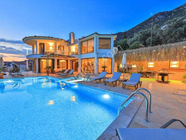 Kalkan Kızıltaşta 5 Yatak Odalı Muhteşem Villa