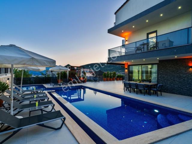 Kalkan Kızıltaşta Deniz Manzaralı Lüks Villa