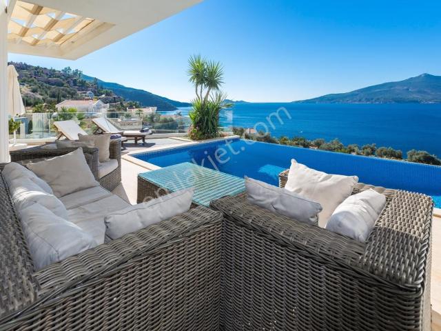 Kalkan Kömürlükte Harika Manzaralı Modern 4 Yatak Odalı Villa