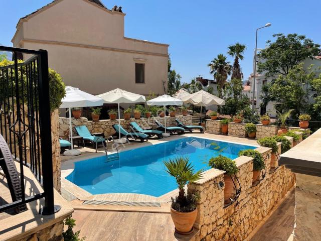Kalkan Ortaalanda Full Eşyalı 2+1 Yenilenmiş Havuzlu Daire