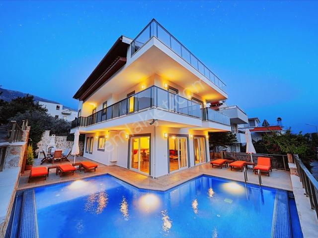 Kalkan Merkezde Çağdaş Tasarımlı 5 Yatak Odalı Villa