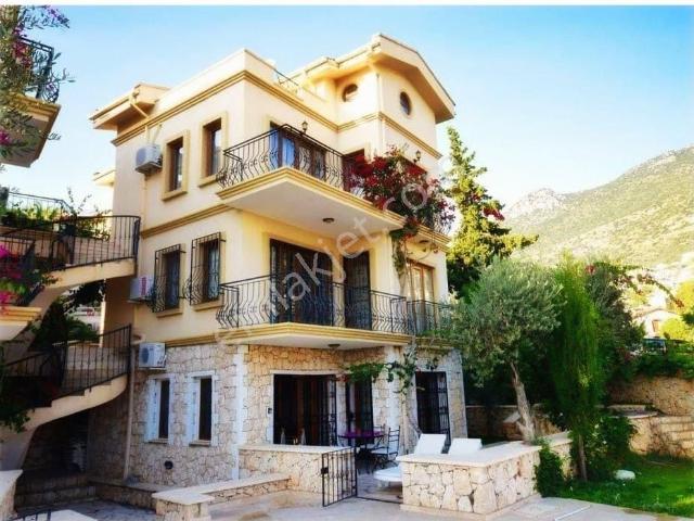 Kalkan Merkezde Mediterranean Sitesinde 1+1 Bahçe Katı Daire