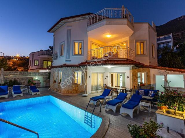 Kalkan'da Deniz Manzaralı 3 Yatak Odalı Villa