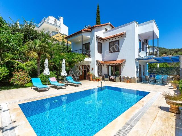 Kalkanda Doğayla İç İçe 3+1 Havuzlu Villa