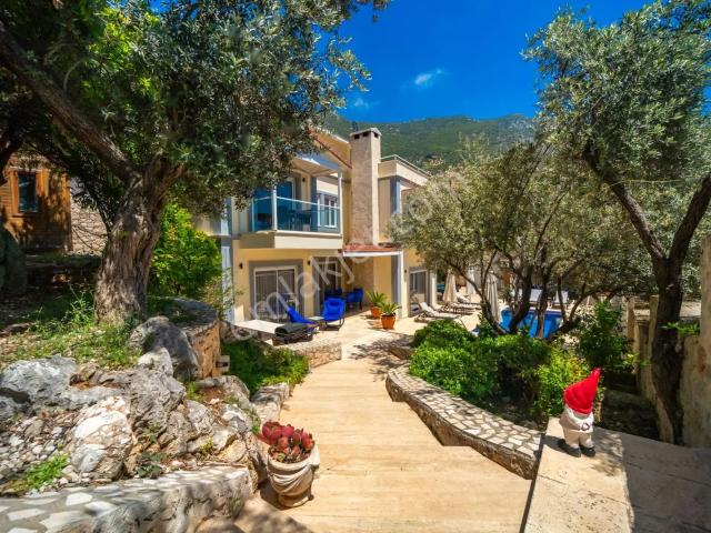 Kalkanda Geniş Bahçeli, Isıtmalı Havuzlu, 5 Yatak Odalı Villa