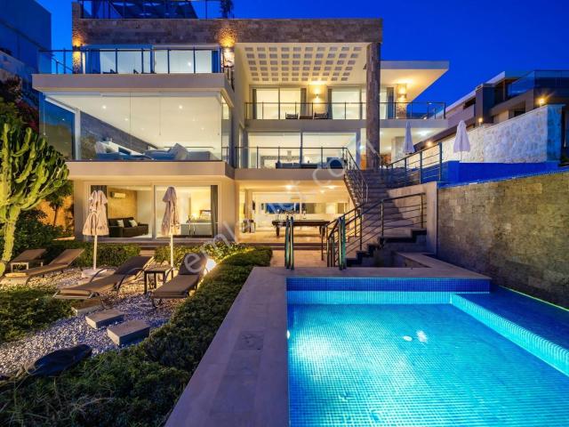 Kalkanda Isıtmalı Infinity Havuzlu Lüks Villa