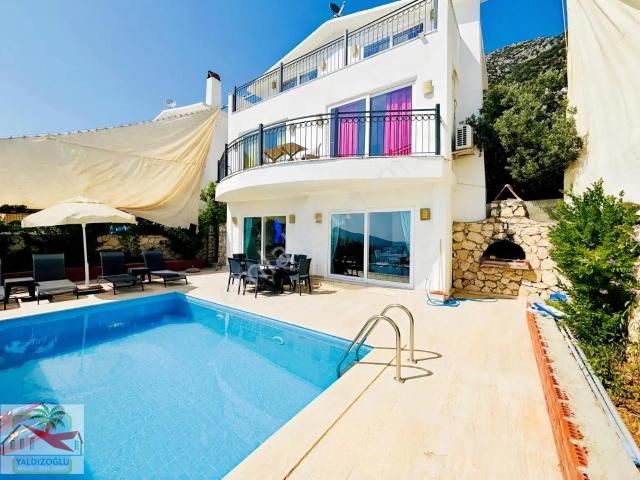 Kalkan'da Satılık 3+1 Eşyalı Kiralamaya Hazır Manzaralı Villa