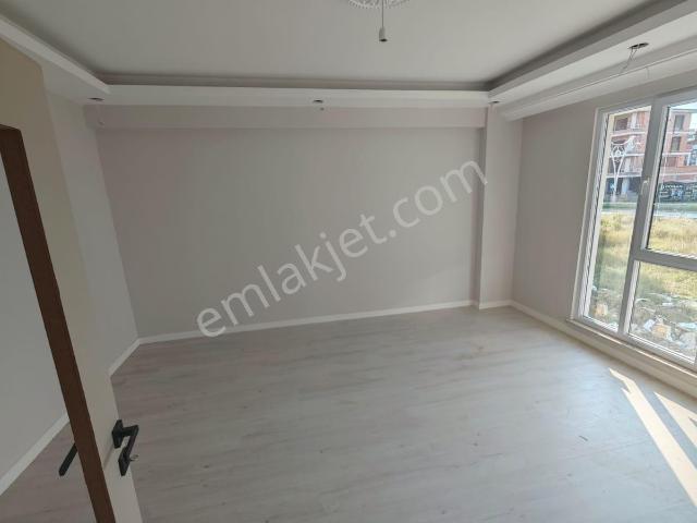 Kapaklı Yunus Emre Mahallesinde 2+1 Yüksek Giriş Balkonlu